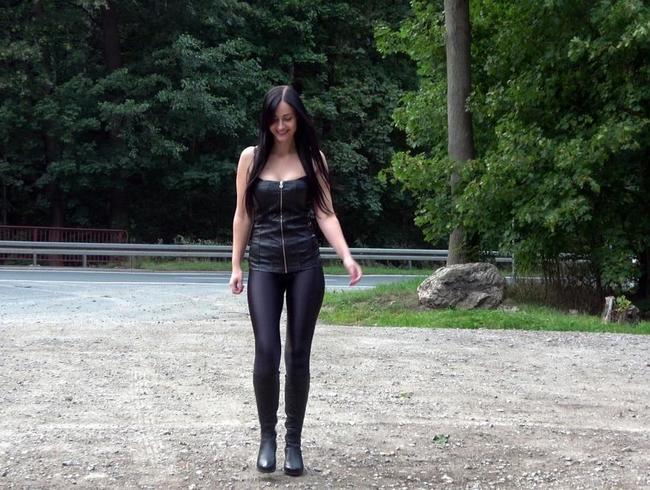 Young Devotion Porno Video: Die gebuchte Lederstiefelschlampe blank gefickt!!!