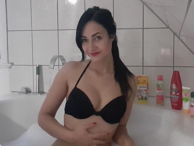 Young Devotion Porno Video: Notgeil in der Badewanne!